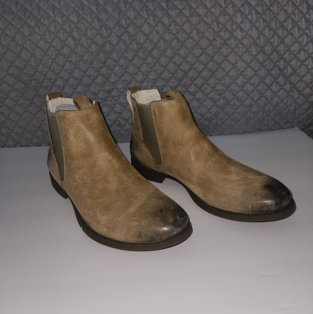 Calvin Klein Waxed Leather Shoes in Sand